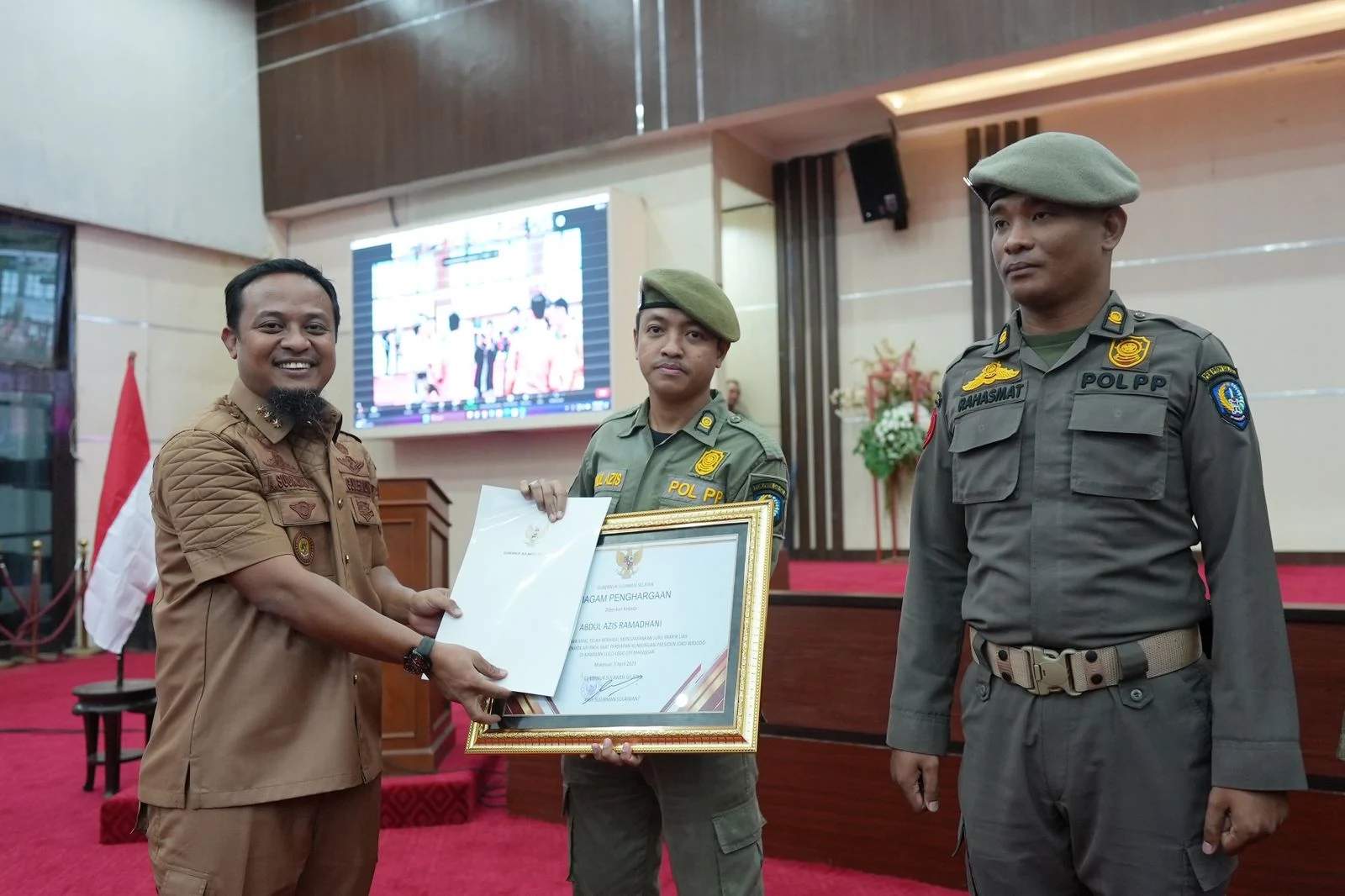 Amankan OTK, Gubernur Andi Sudirman Beri Penghargaan Ke 3 Personil Satpol PP Makassar