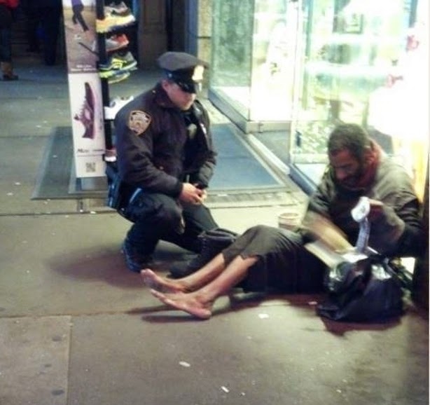 25 Photos Of People Who Will Inspire You - An NYPD police officer gives a homeless man a new pair of shoes. Take notes NYPD.