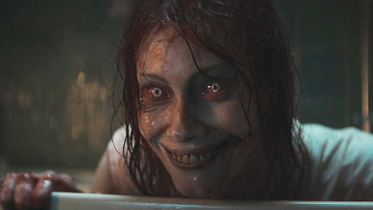 Alyssa Sutherland como Ellie no filme 'A Morte do Demônio: A Ascensão', de Lee Cronin