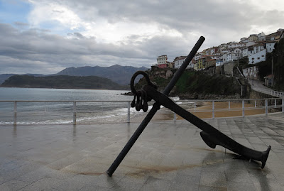 Lastres desde su puerto. Ancla