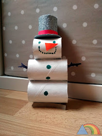 Muñeco de nieve hecho con rollos de cartón de papel higiénico
