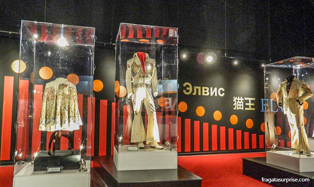 Trajes de palco de Elvis Presley exibidos no museu de Graceland