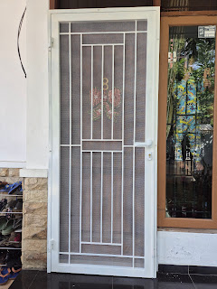 Terpasang pintu kawat nyamuk besi di rumah bpk mofren di sektor melati gdc depok