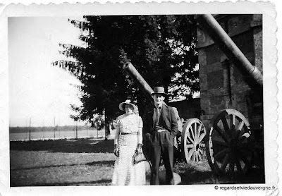 Photo de famille : couple et deux personnes.