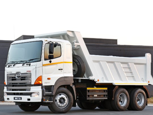 mobil truk dam Hino 700 2841