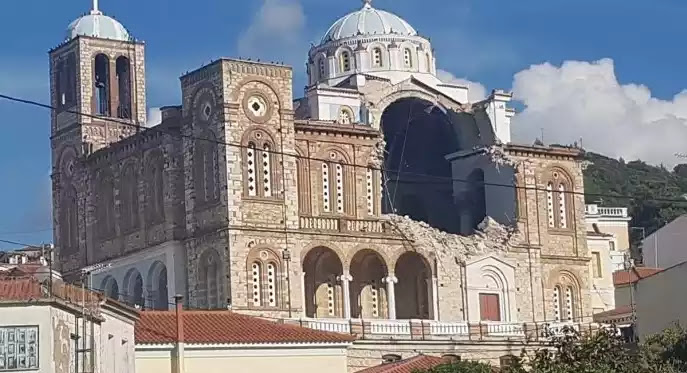 Σάμος: Τσουνάμι έπνιξε το λιμάνι - Κατέρρευσε τρούλος εκκλησίας - Τα ψάρια βγήκαν στην στεριά (βίντεο)