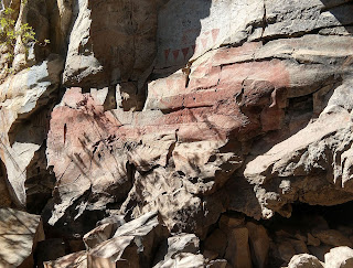 Pintura rupestre de Ballena en la Cueva de la Serpiente a los alrededores de San Javier, Baja California Sur. Fotografía de diciembre del 2018.