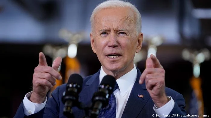 Joe Biden deverá anunciar nesta terça-feira a antecipação da meta de vacinar todos os americanos adultos