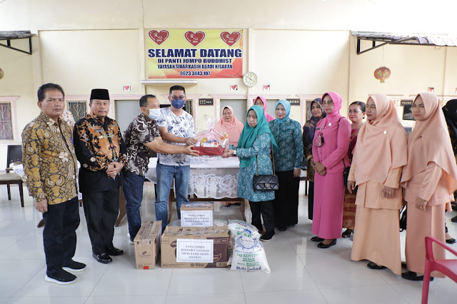 Sambut HUT ke 77 Kemerdekaan RI, Ketua TP. PKK Kab Asahan Memberikan Bantuan Kain Sarung dan Paket Sembako