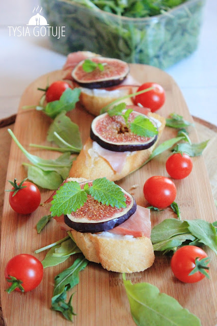 Grzanki z kozim serem, szynką parmeńską i figami