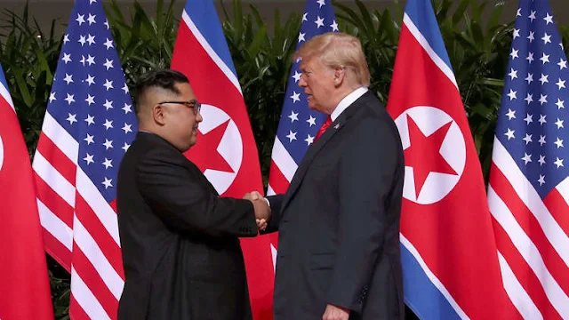  لحظة تصافح الرئيس الأمريكي، دونالد ترامب، وزعيم كوريا الشمالية، كيم جونغ أون
