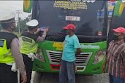 Satlantas Polres Tuba Pasang Puluhan Stiker Himbauan Pada Kendaraan Umum, Berikut Lokasi dan Tujuannya