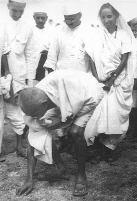 Gandhi cogiendo sal del mar. https://pinceladasdelpasado.blogspot.com/2021/01/mahatma-gandhi-el-arma-de-la-no.html