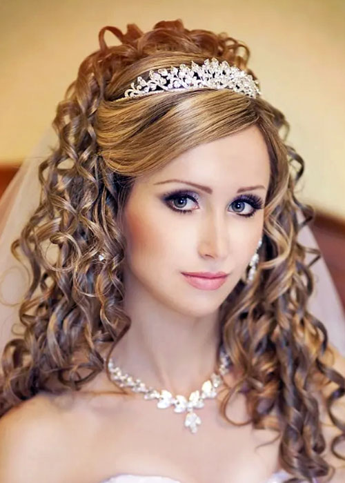 Peinados para novia con corona: Tirabuzones