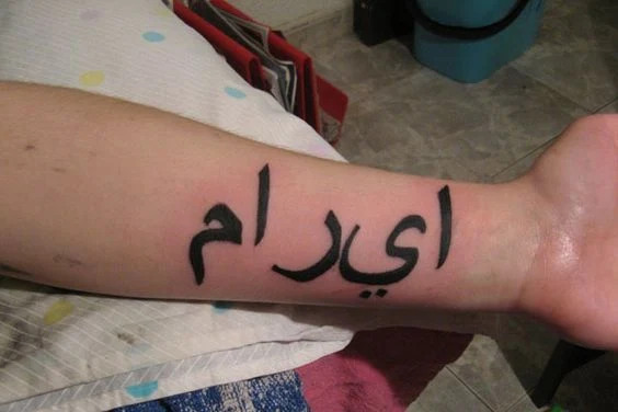 chica con tatuaje arabe en en el antebrazo