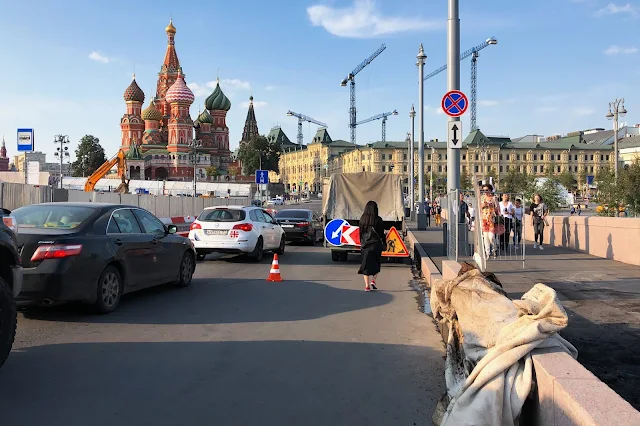 реконструируемый Большой Москворецкий мост, храм Василия Блаженного, реконструируемые Средние торговые ряды | reconstruction of the Bolshoi Moskvoretsky bridge, St. Basil's Cathedral, reconstruction of the Middle trading rows