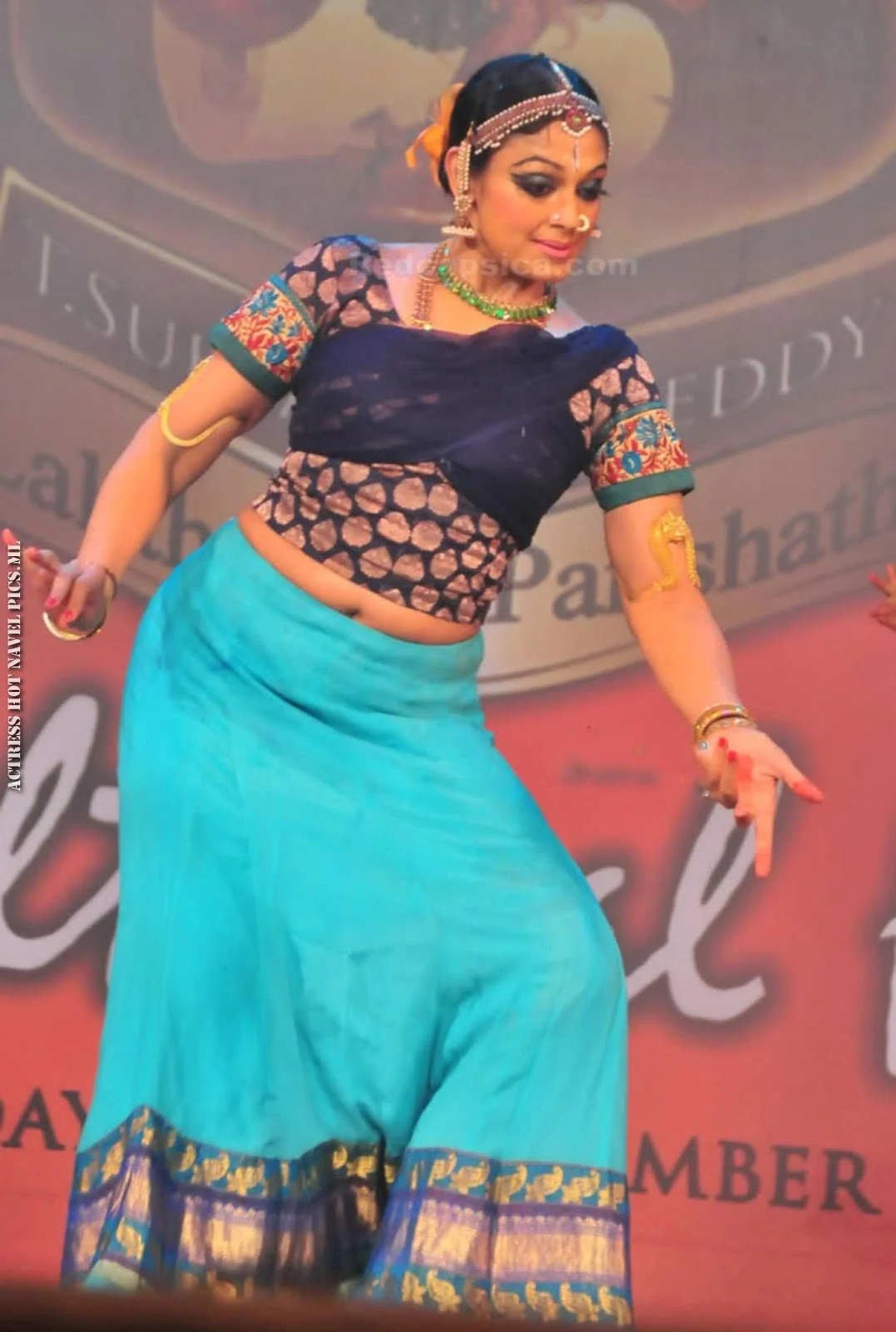 Shobana Hot Navel Photos