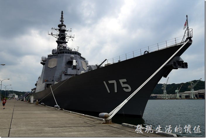 這一艘軍艦就是停靠在日本舞鶴基地北吸棧橋內的金剛級神盾飛彈驅逐艦(護衛艦)的「妙高山」，艦首的地方配備了一門Mk45艦砲。