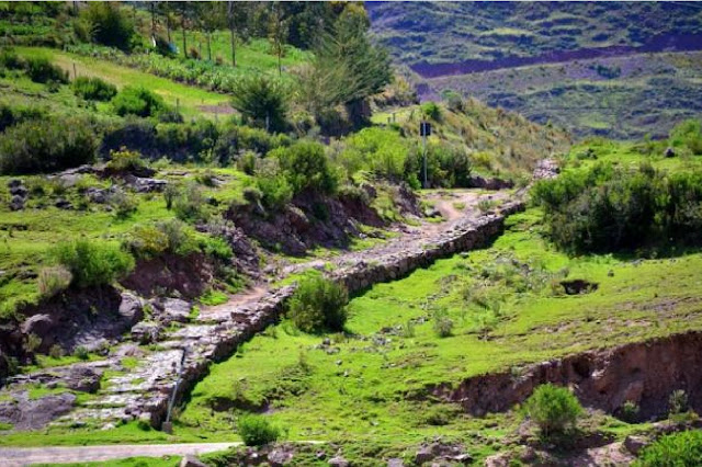Дорога из империи инков, поднимающаяся по склону холма у озера Мосоллакта, Перу.