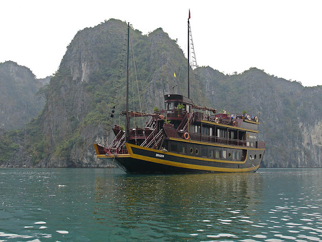 Jonque dans la baie d'Along au Vietnam