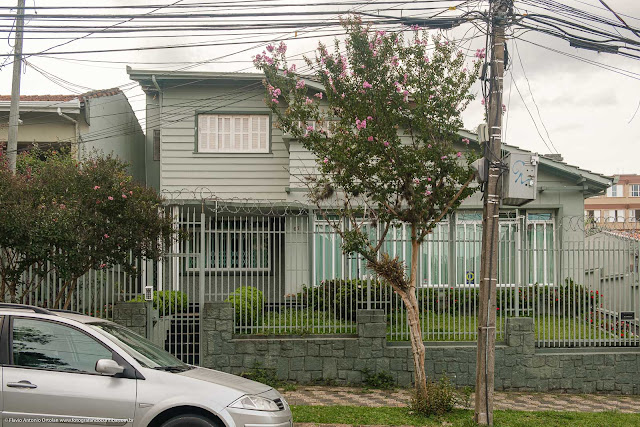 Casa modernista pintada de verde