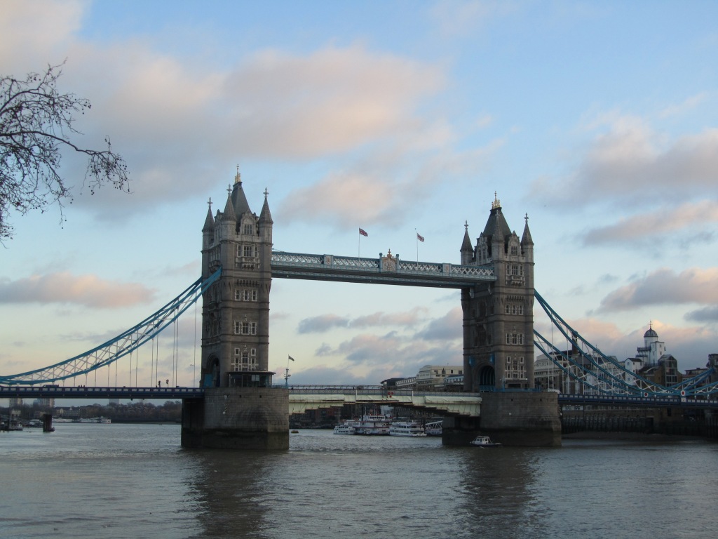 -: Tower Bridge. Sudut mana yang cantik untuk bergambar.