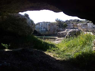 Grotta lungo il litorale