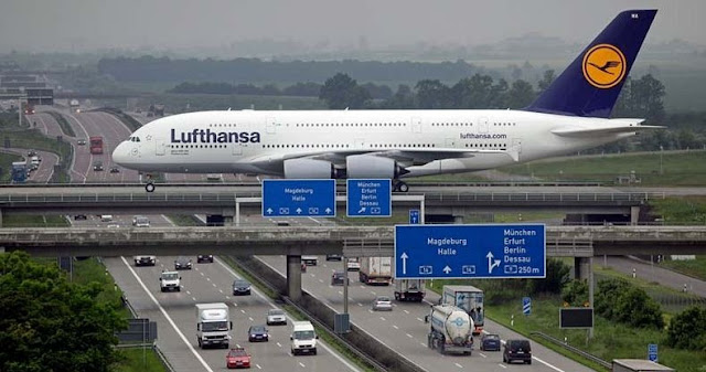 Avión cruzando una autopista