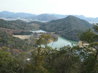 たつの市にある鶴嘴山から望む皿池と奥池の写真です。