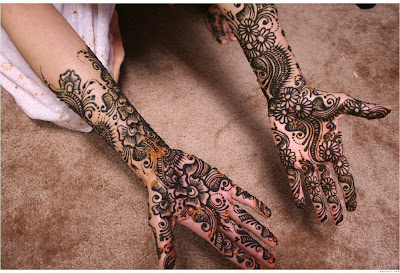 Homely Indian girl wearing mehandi on her both hands.