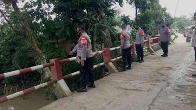 Kapolsek Legok Akp Budi Harjono Bersama Anggota Melakukan Pengecekan Wilayah Yang Sering Terdampak Banjir.