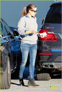 Jennifer Garner Picture in Crew neck Sweater