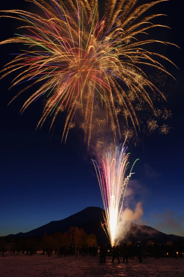 山中湖で打ち上げられた冬花火