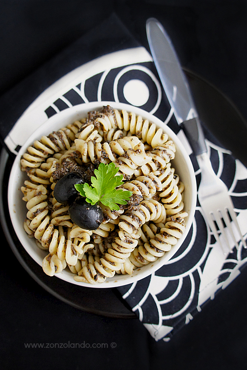 Pesto alle olive nere ricetta per crostini e pasta black olive pesto recipe