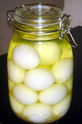 Los ous en salmuera están mol bons combinats en la póssima, los millós provenen del barrang de les voltes, de una granja de gallines ponedores.