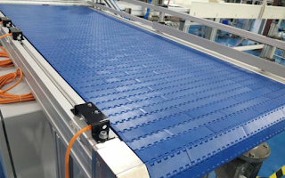 Plastic conveyor belt