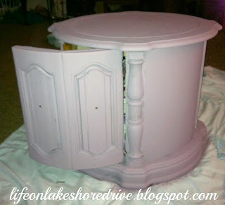 alt="Annie Sloan chalk paint table makeover in emile and duck egg blug with gold gilding wax"