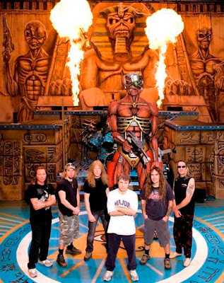 Foto de Iron Maiden cerca al fuego