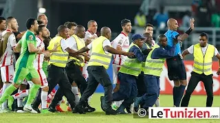 Les membres de la sécurité interviennent pour protéger l'arbitre (d) à la fin du match des quarts de finale de la CAN entre la Guinée Equatoriale et la Tunisie, le 31 janvier 2015 à Bata 