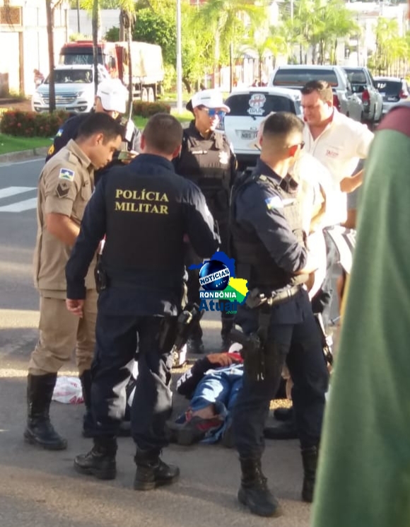 Veículo bate na traseira de motociclista, que é socorrido com fratura na perna, em Ji-Paraná