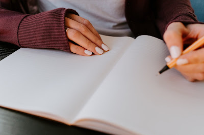 ragazza che scrive diario della gratitudine