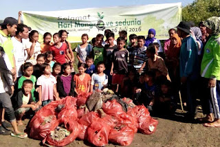 aksi bersih pantai dari plastik di ekowisata mangrove Bagek Kembar