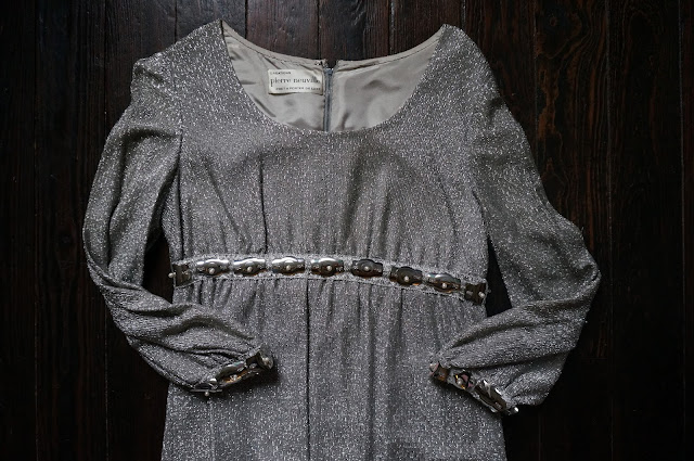 une robe Pierre Neuville , Prêt à porter de luxe en tissu métalisé argenté  60s space age silvered metallic dress 1960s 70s 1970s