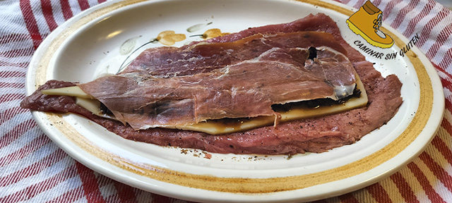 Tercera capa de relleno del cachopo asturiano sin gluten #CachopoDay 2023