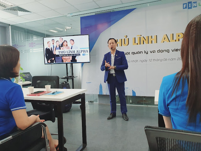Diễn giả Nguyễn Quốc Chiến chia sẻ trong chuỗi huấn luyện "Thủ lĩnh Alpha"