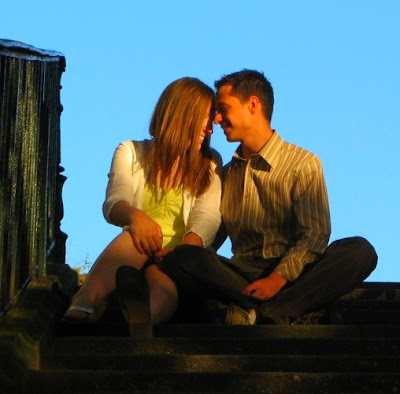 pareja de novios feliz recupera a tu novia mientras duermes