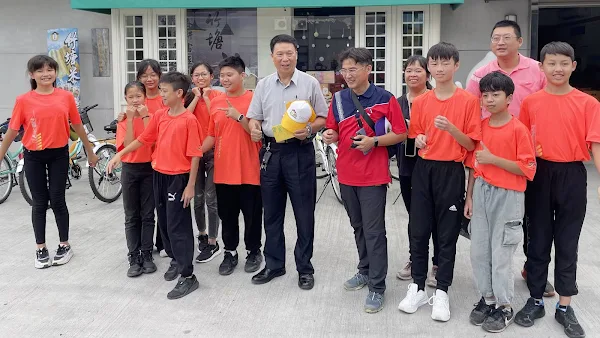 ▲土庫國小畢業生與竹塘鄉農會詹光信總幹事合影。（記者林明佑翻攝）