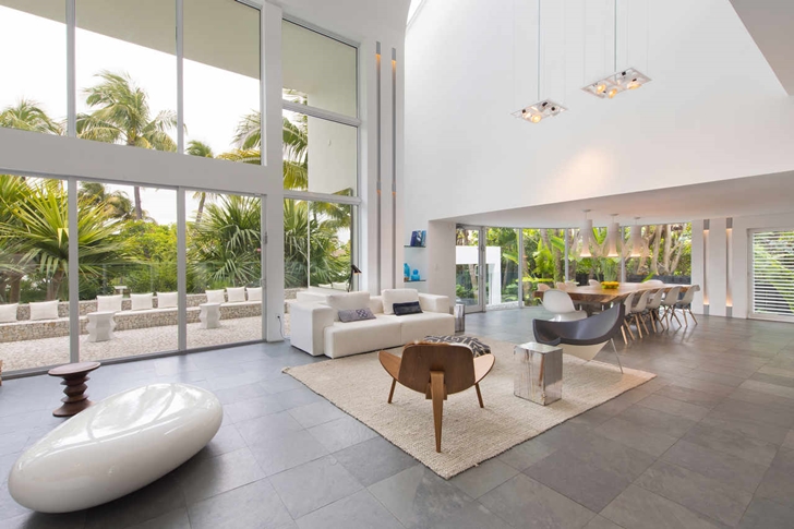 Contemporary room design in Modern mansion in Miami
