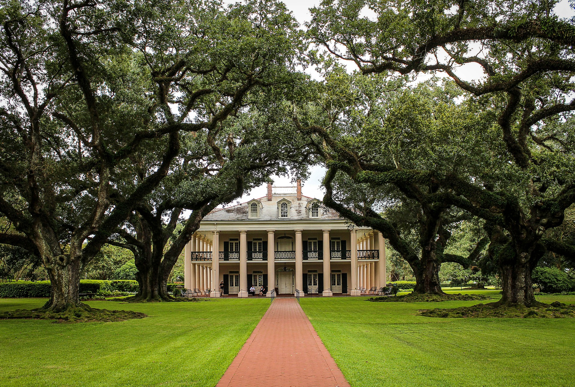 Paradise-like Oak Alley Estate in Louisiana