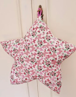 http://www.sarascode.com/2014/05/diy-cojin-estrella-para-amanda.html